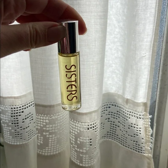 Sisters Vetiver Perfume Oil - Picture 4 of 4